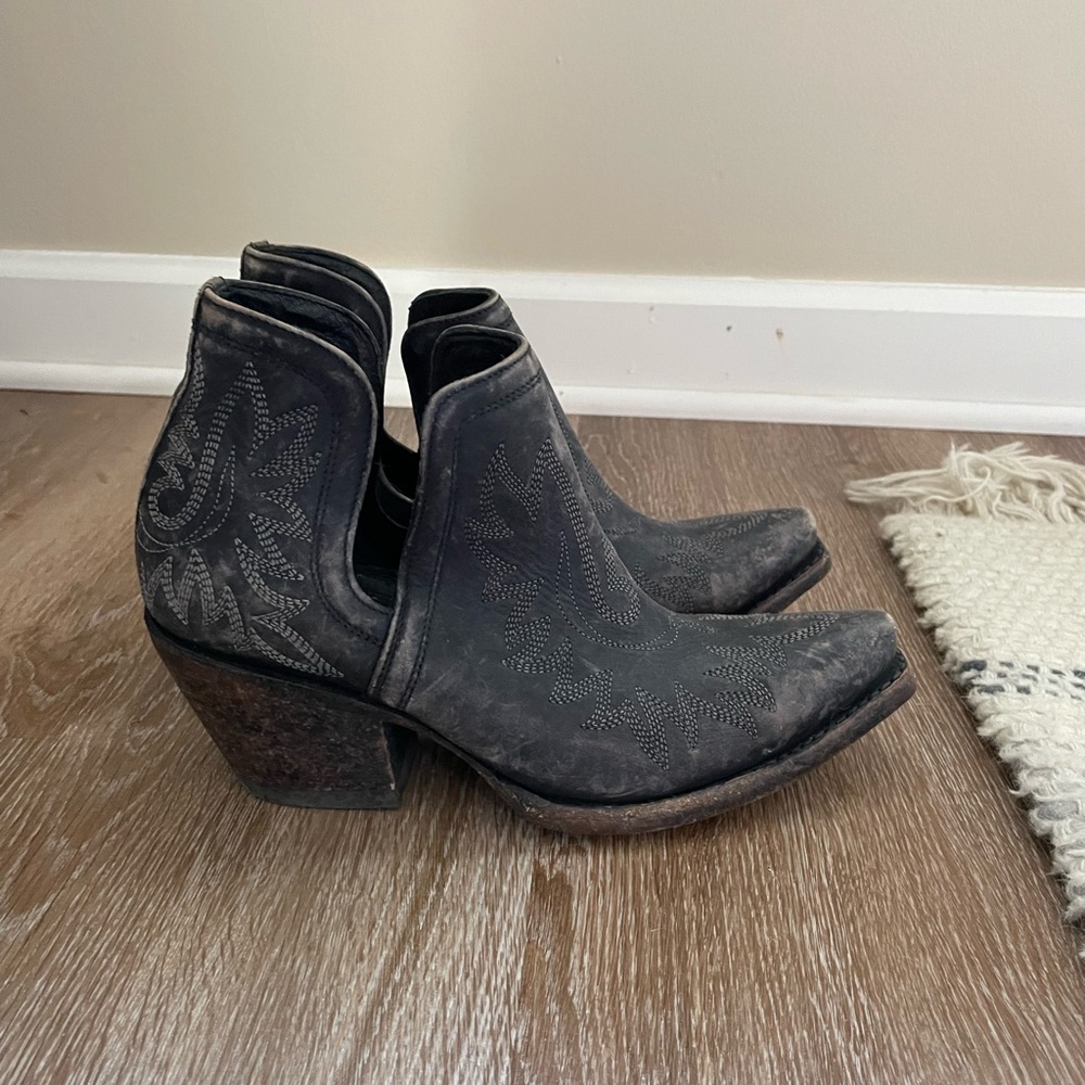 Ariat Dixon Western Boot in Naturally Distressed Black